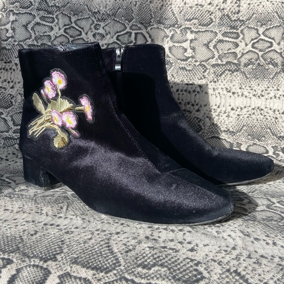 Velour ankle booties with floral design - Picture 1 of 6